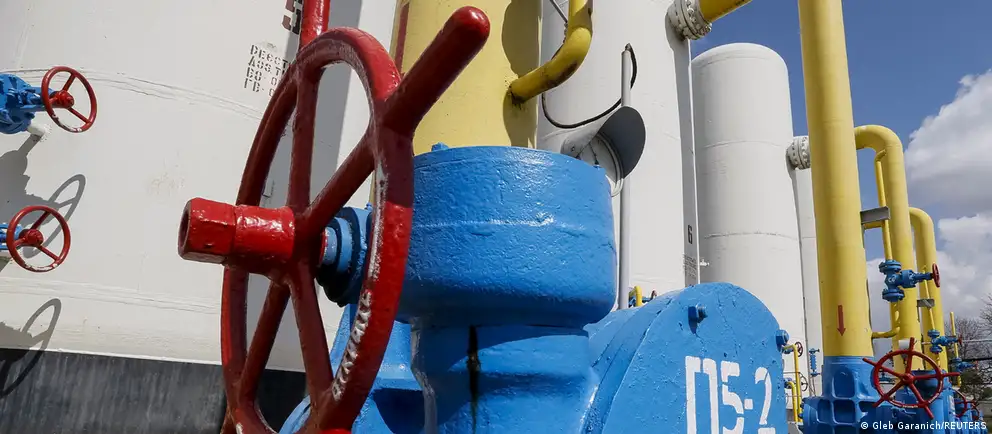 Украина не продлила контракт на транзит, из‑за чего с начала 2025 года прекратился поток российского газа через её территорию; последствия особенно остро сказались на Молдове, другие страны перенастроили поставки.