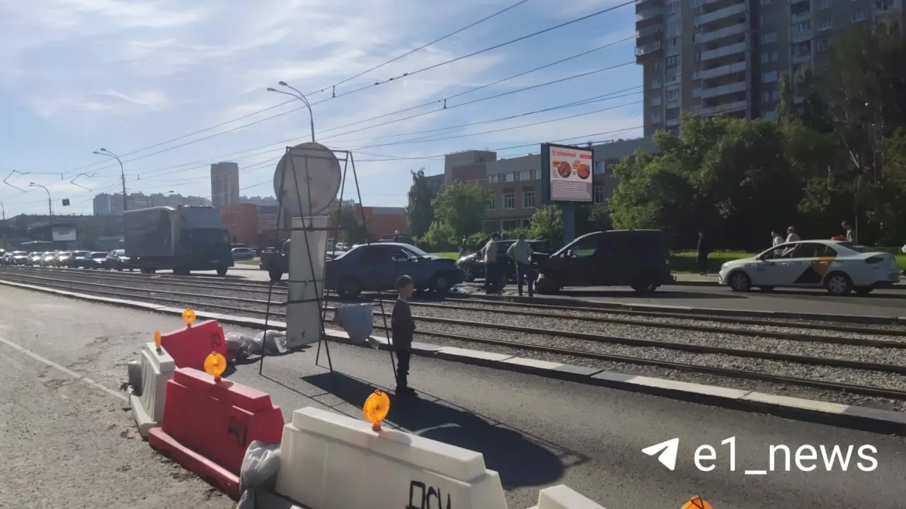Столкновение легковых автомобилей на трамвайных путях перед Малышевским мостом привело к остановке электротранспорта; пассажиров попросили покинуть вагоны.