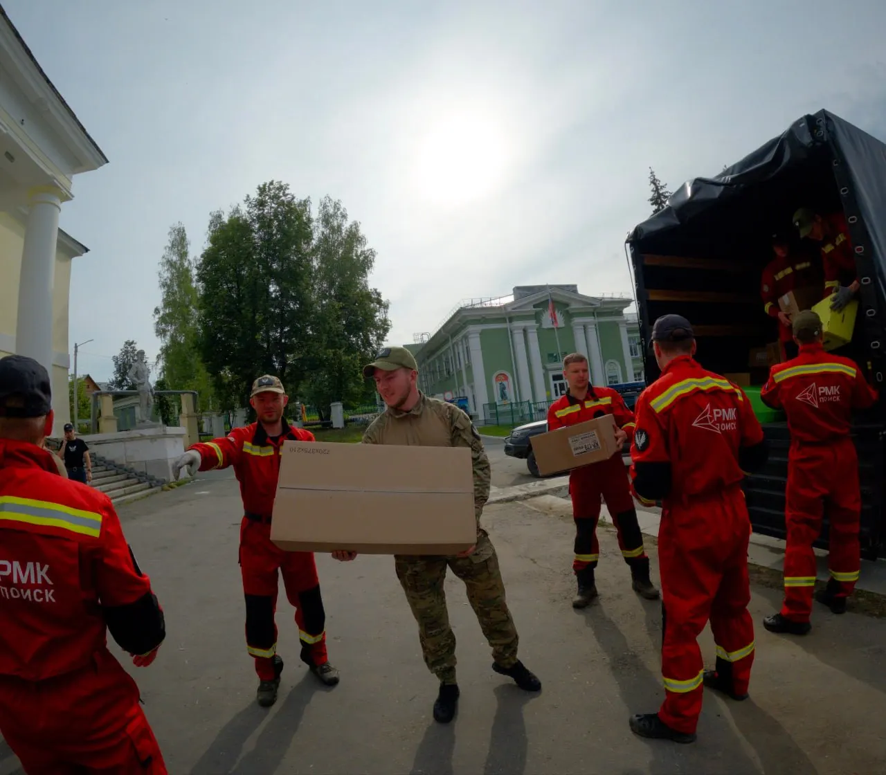 Команда волонтёрского центра из Екатеринбурга собрала и направила в Кушву комплексный груз с инструментами, питьевой водой и продуктами — объём помощи превысил миллион рублей.