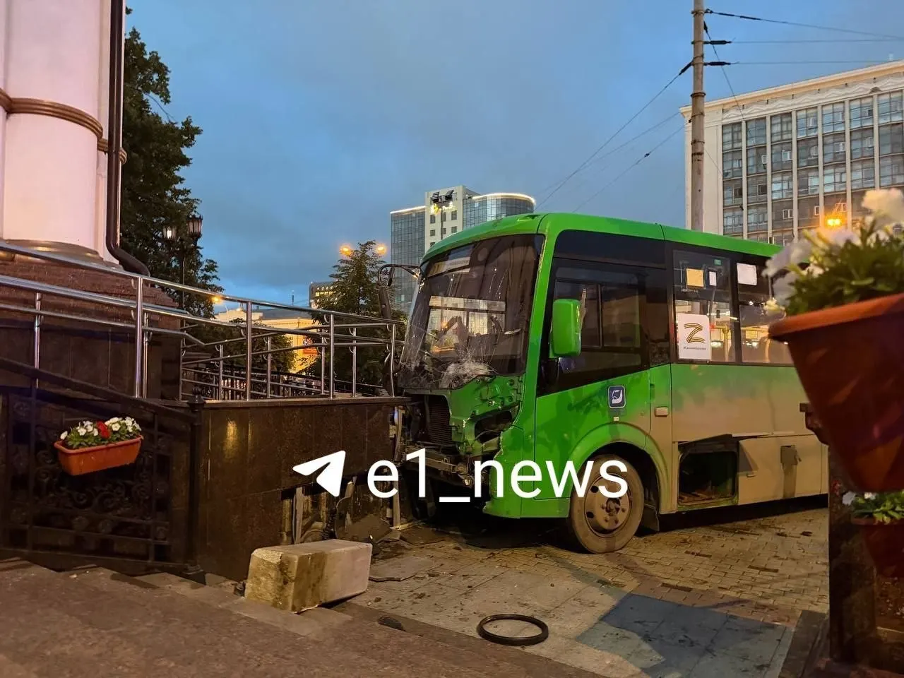 Тела погибших ещё не увезены с места аварии, автобус с разбитым лобовым стеклом остаётся на месте. Прокуратура Ленинского района проводит проверку, на место прибыл прокурор Игорь Корелов. Соболезнуем родным и близким.