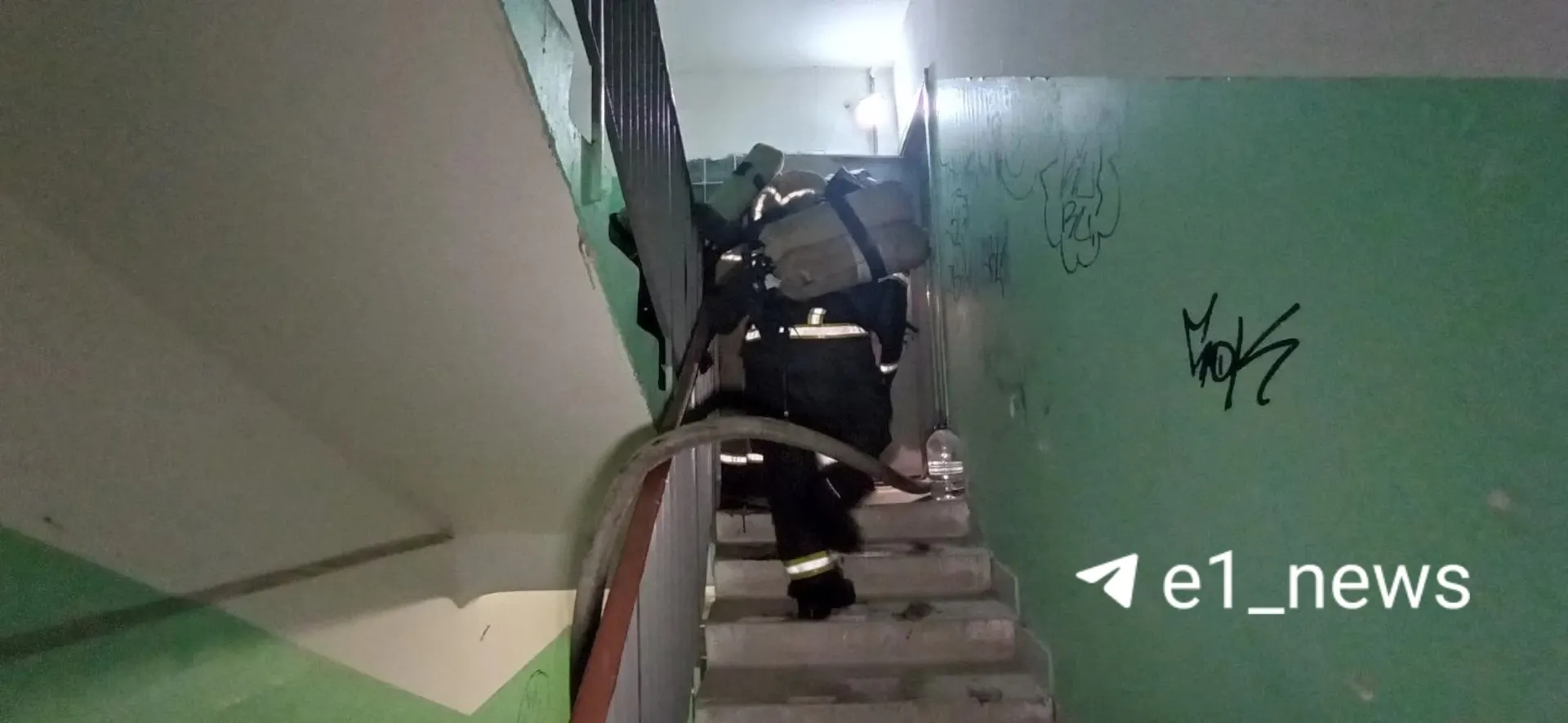 В квартире на шестом этаже дома на улице Расточная произошёл пожар: мужчина погиб, двоих людей вывели спасатели, жителей соседних квартир эвакуировали. На месте работают экстренные службы, подробности выясняются.