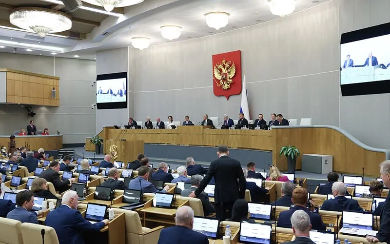Госдума во втором и третьем чтениях приняла законопроект, вводящий штрафы до 1,4 млн рублей для владельцев российских сайтов за нарушения правил авторизации пользователей, в том числе за использование зарубежной электронной почты. За документ голосовали депутаты из «Единой России», ЛДПР, «Новых людей» и часть фракций КПРФ и «Справедливой России»; среди поддержавших — депутаты, избранные от Новосибирской области.