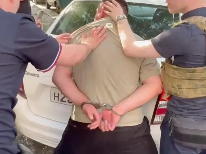 Во дворе на улице Сулимова, 48 пьяный мужчина несколько раз ударил соседа ножом. Пострадавшего увезли на скорой, подозреваемый задержан и находится под стражей.