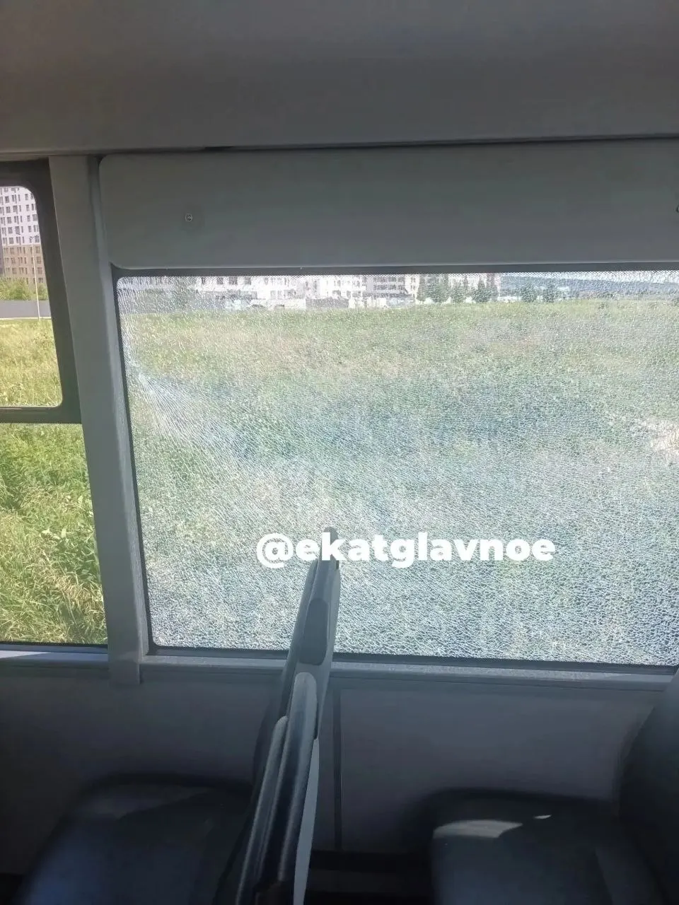 В районе Солнечный в Екатеринбурге неизвестные обстреляли два автобуса. Пострадал мужчина, на месте работает полиция.