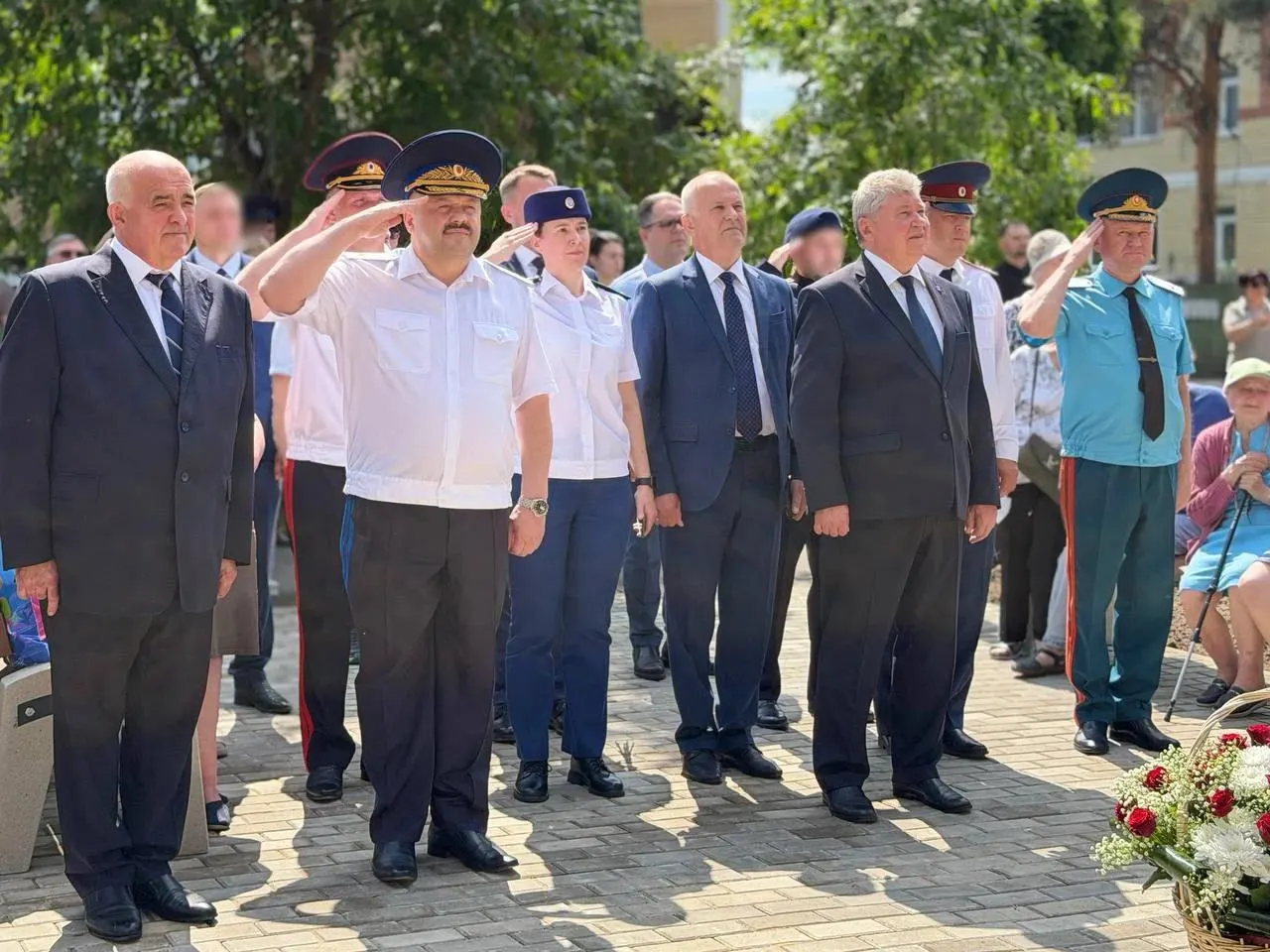 В Костроме на месте пустыря появился сквер, посвящённый сотрудникам органов безопасности: там установили скамейки, памятный знак со щитом и мечом и таблички с этапами развития служб с 1917 года.