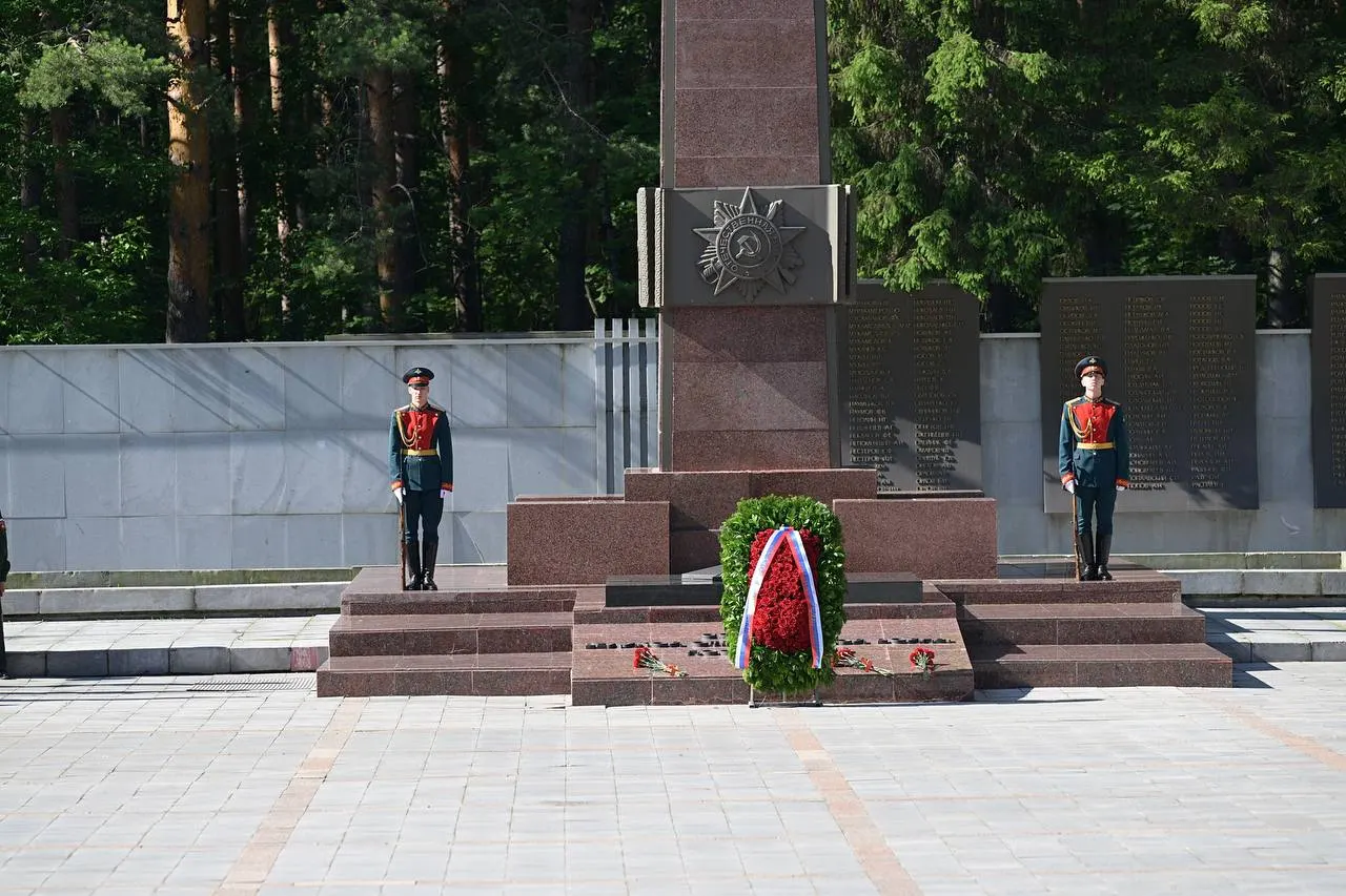 Александр Гуцан и Денис Паслер почтили память у Широкореченского мемориала, возложив цветы.