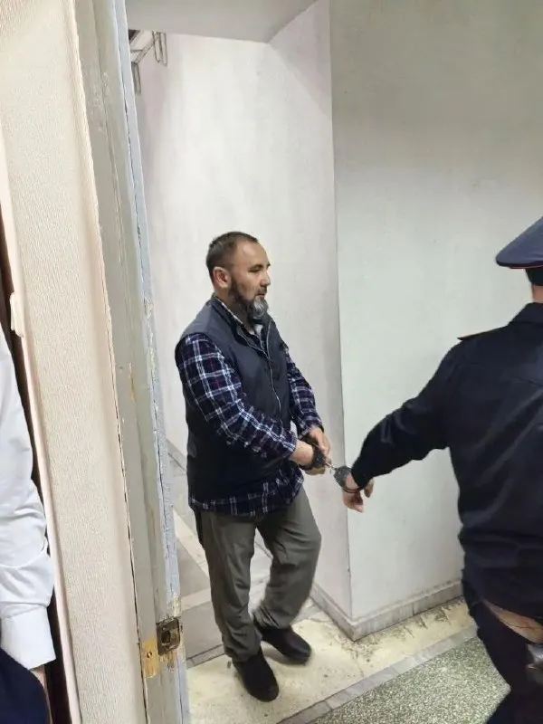Ленинский районный суд Екатеринбурга поместил под стражу водителя автобуса до 10 августа по обвинению в нарушении ПДД, повлёкшем гибель двух и более лиц. По версии следствия, автобус выехал на перекрёсток на запрещающий сигнал светофора.