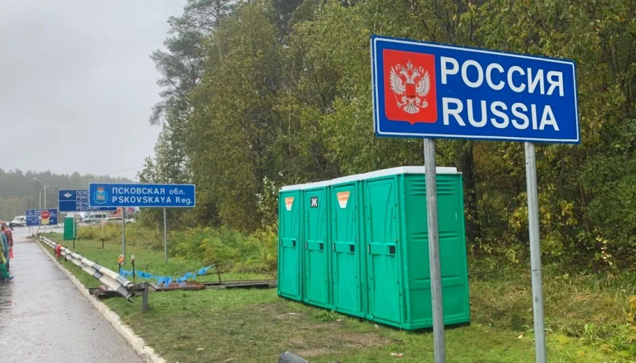 В рамках 21-го пакета санкций предлагается полный визовый запрет для тех, кто служил в российских вооружённых силах или прокси‑формированиях с начала полномасштабного вторжения. Остаются неясности по критериям включения в списки, а также по статусу срочников и дезертиров; окончательные документы ожидаются к 15 июля.