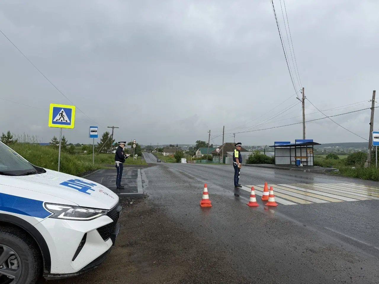 В селе Курьи водитель наехал на девочку на «зебре», купил ей шоколад и уехал. Пострадавшую госпитализировали, полиция просит свидетелей обратиться по телефонам.