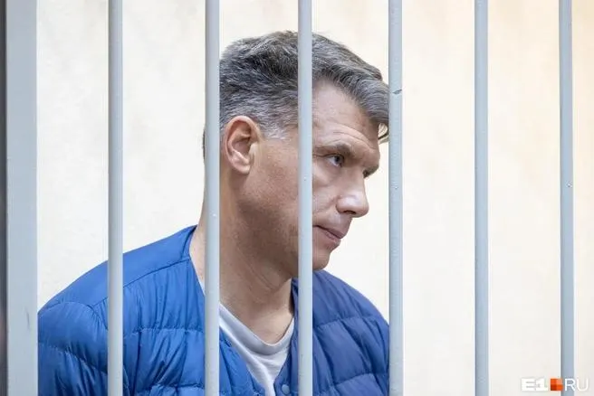Стрелявшего в предпринимателя из 1990-х искали более 30 лет. По версии следствия, «заказ» поступил от лидера ОПГ, сам обвиняемый переехал в Москву, стал соучредителем косметической компании и сколотил состояние.