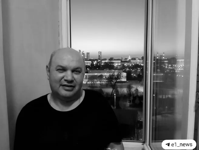 Судебно‑медицинская экспертиза установила, что ослабленный химиотерапией иммунитет не позволил справиться с гнойным воспалением, которое переросло в сепсис. Дочь пациента оспаривает выводы и указывает на расхождения в документации; следствие продолжает проверку.