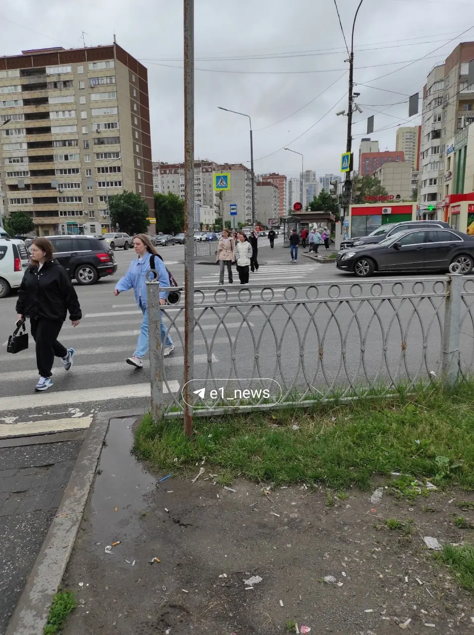 Во время дождя перестали работать светофоры на перекрёстке Репина — Волгоградская и у ТЦ «Радуга парк». Водителям и пешеходам рекомендуется проявлять осторожность и сообщать о неисправностях в городские службы.