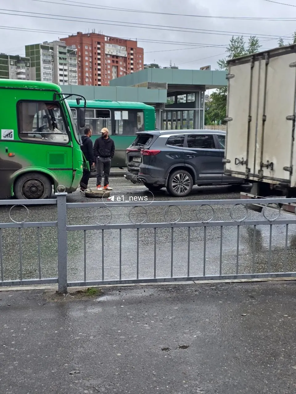 Возле торгового центра «Золотой» образовался «паровозик» из шести автомобилей, в том числе с участием автобуса. Очевидцы сообщают, что обошлось без пострадавших.