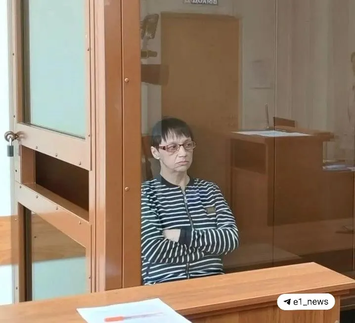 В Первоуральском городском суде сообщили, что женщине предъявлено обвинение в убийстве мужчины-инвалида. Подозреваемая вину не признаёт, заявляя о якобы неоднократном насилии со стороны погибшего. Ей грозит до 15 лет лишения свободы.