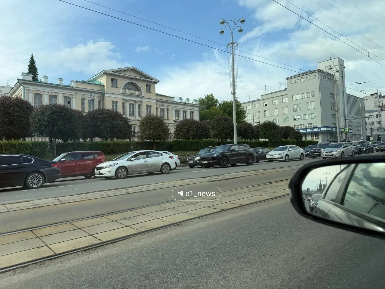 Улица Луначарского в Екатеринбурге стоит из‑за большого затора — движение в центр города идёт с сильными задержками.