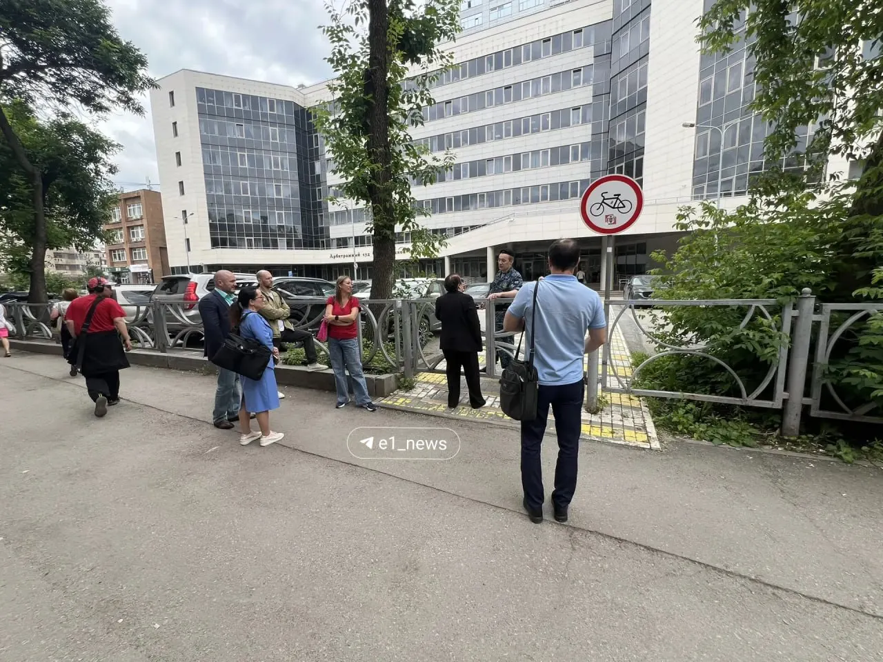 С 11:00 вход в здание и на территорию закрыт: посетителей не пускают, судебные заседания переносятся.
