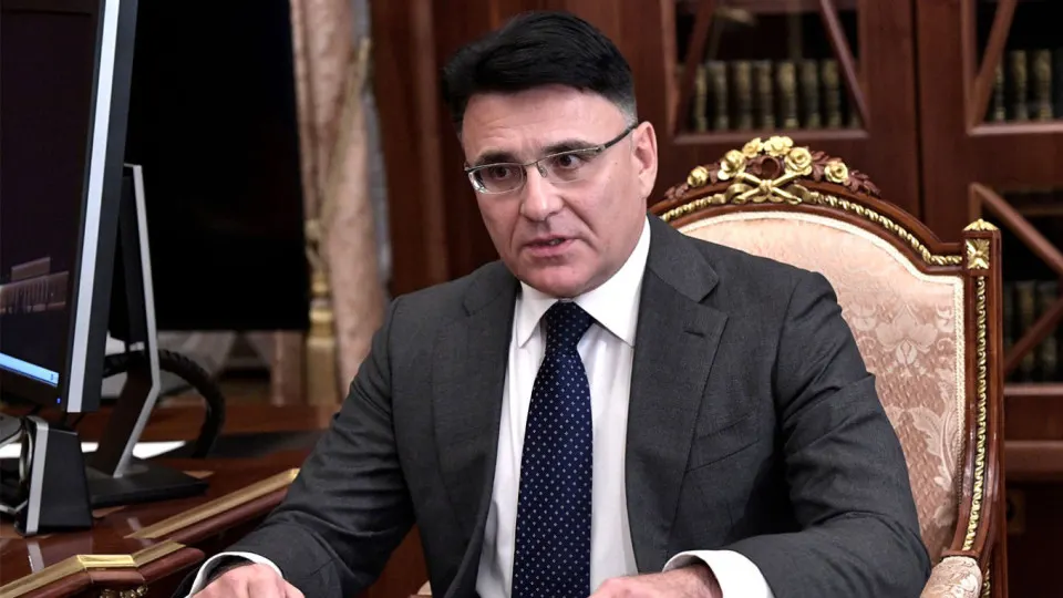 Гендиректор «Газпром‑медиа» выступил за квотирование иностранного кино, чтобы отсекать «посредственные» ленты и освобождать экранное время для российских фильмов. Инициативы уже обсуждались на уровне руководства страны и профильного министерства.