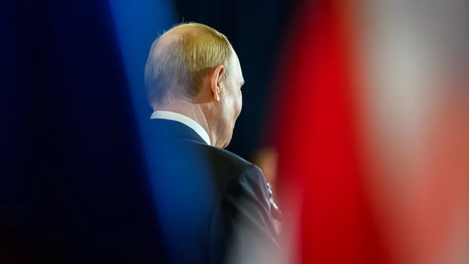 Законопроект закрепляет порог выручки для уплаты НДС на уровне 20 млн руб. до 2029 г.; это временная передышка для МСП, но бюджет понесёт дополнительные расходы, а многие предприниматели по‑прежнему рассматривают закрытие или уход в тень.