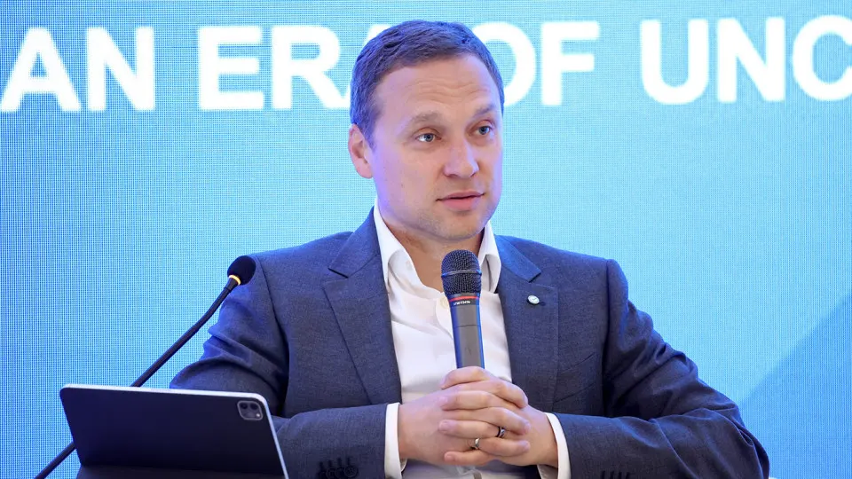 Зампред правления Сбербанка Тарас Скворцов предупредил, что увеличение налоговой нагрузки и усиление контроля за платежами приводят к массовому выводу средств из банков и росту наличности в обращении.