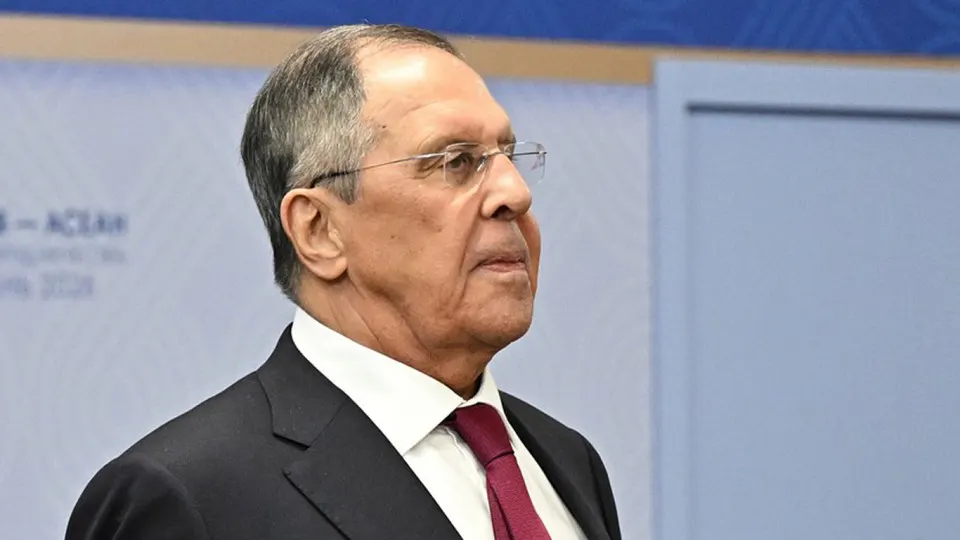После крупнейшей ночной атаки дронов на Москву российские власти пообещали регулярные массированные удары по украинским целям; в столичном регионе произошли пожары на НПЗ и в торговом комплексе, авиация и жители ощутили последствия.