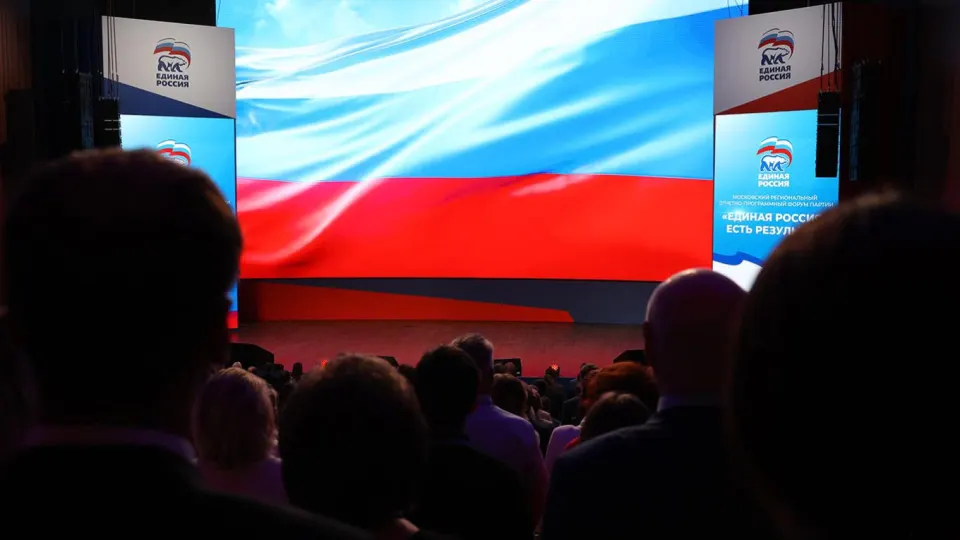 Власти скорректировали ориентиры по явке и поддержке «Единой России» после падения рейтинга партии, сохранив при этом задачу обеспечить конституционное большинство в Госдуме.