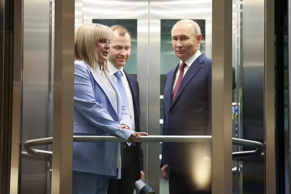 Руководители силовых ведомств и близкий к ним круг лоббируют отмену или перенос выборов в Госдуму из‑за ухудшения экономической ситуации и падения рейтингов власти; против этого выступают представители политического блока и сторонники сохранения голосования по расписанию.