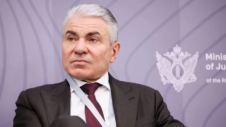 Заместитель министра юстиции призвал крупные компании, разрабатывающие ИИ, установить защитные фильтры и нести ответственность за их работу; одновременно государство обсуждает создание «суверенных» моделей и регламентацию искусственного интеллекта.