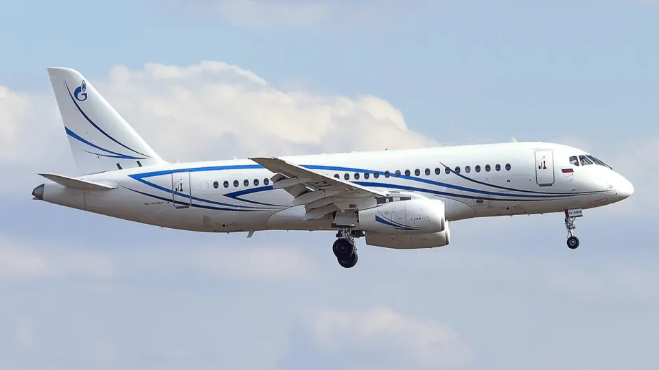 Днём 18 июня у самолёта SSJ100 при взлёте оторвались капоты второго двигателя; экипаж вернул лайнер в аэропорт и благополучно посадил его после выработки топлива. Это уже четвёртый зафиксированный случай отрыва капотов; ранее расследования указывали на ошибки при техобслуживании, а Минпромторг обсуждает увеличение лимитов налёта и срока эксплуатации Superjet.