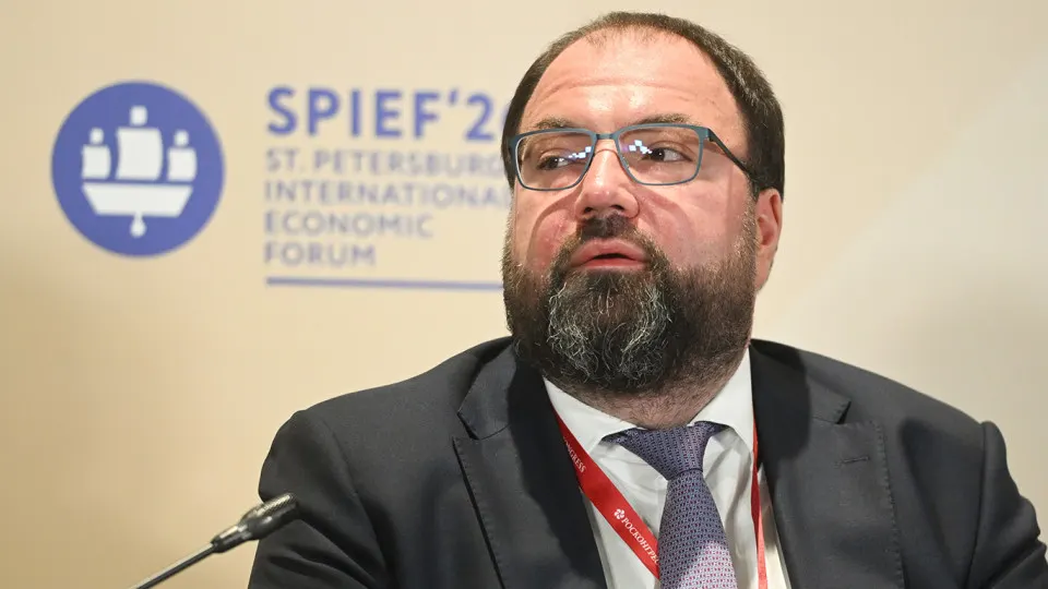 Минцифры выступило за внедрение механизмов возрастной идентификации в интернет‑платформах; эксперты предупреждают о рисках для персональных данных и расходах для владельцев сервисов.