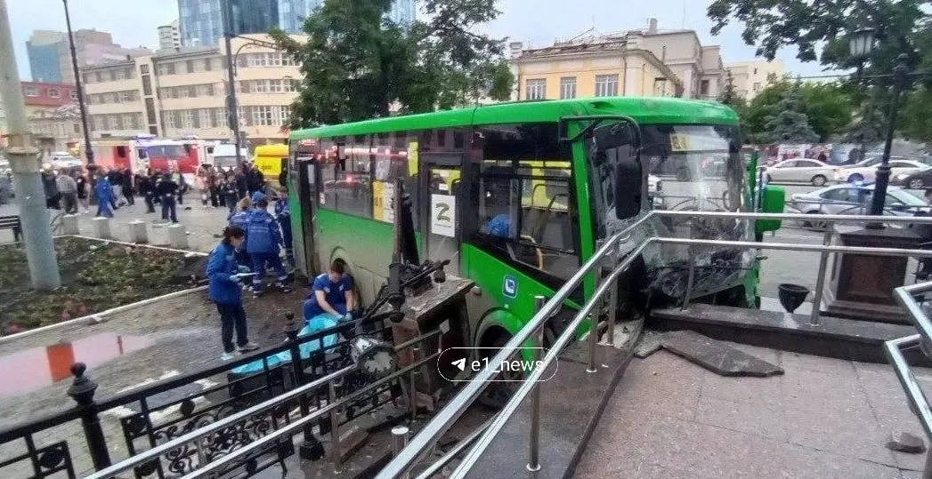 Автобус, совершивший наезд на пешеходов у храма и унесший жизни четырёх человек, вызвал обсуждение расторжения договора с компанией-перевозчиком. В администрации заявили, что решение примут после проверок и оценки возможностей фирмы.