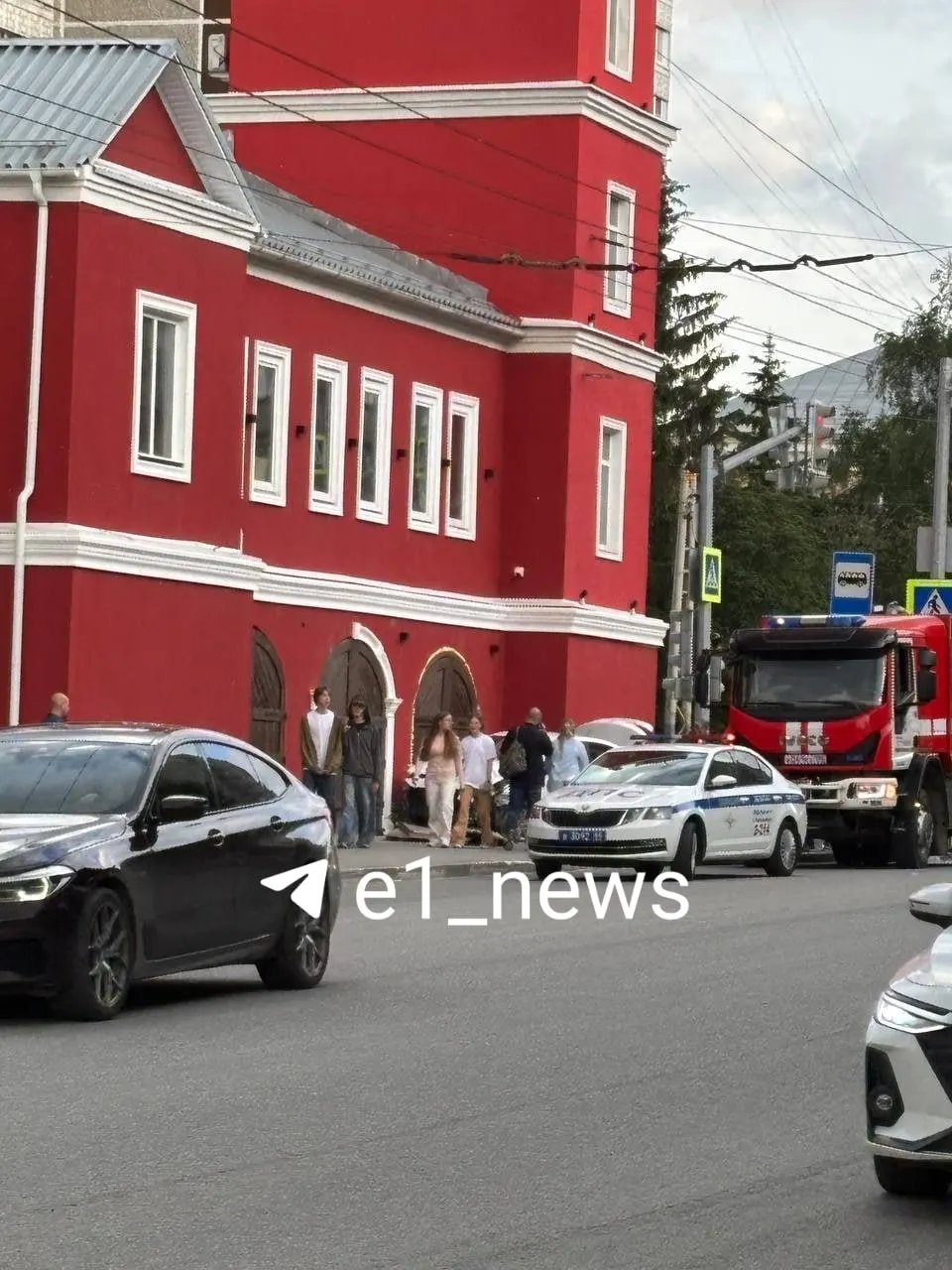 На улице Белинского автомобиль выехал на тротуар и врезался в недавно отремонтированное здание пожарного депо. Сведения о пострадавших уточняются в ГИБДД.