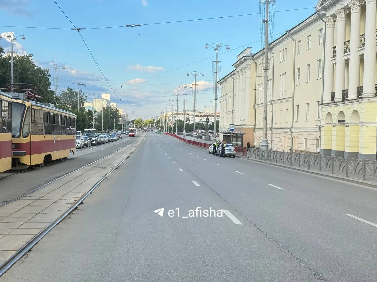 Проход по стороне улицы Ленина у колледжа Ползунова временно закрыт: подростков, пытавшихся перелезть через забор, остановили полицейские, горожанам приходится обходить на другую сторону.