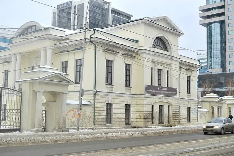 Государственные эксперты одобрили кандидатуру усадьбы купцов Блохина и Рязанова на Куйбышева, 63 — здание может перейти под охрану Минкульта РФ. Усадьба относится к раннему XIX веку и является примером классицизма.