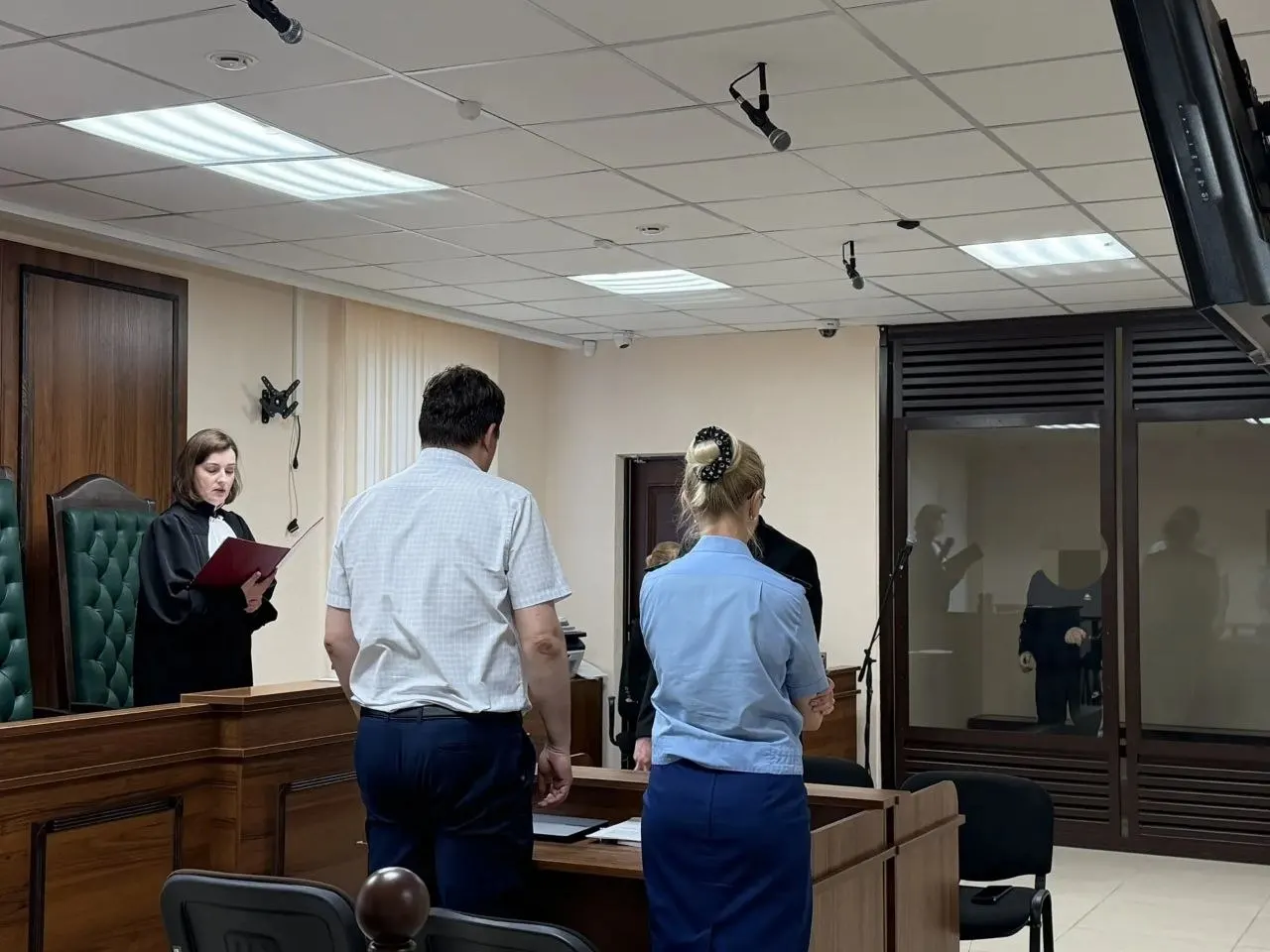 В Краснотурьинске одному из двух подростков, обвиняемых в убийстве 15‑летней Алены, избрали меру пресечения — арест до 11 августа. Второй участник дела ожидает рассмотрения в суде, следователи проводят проверки.