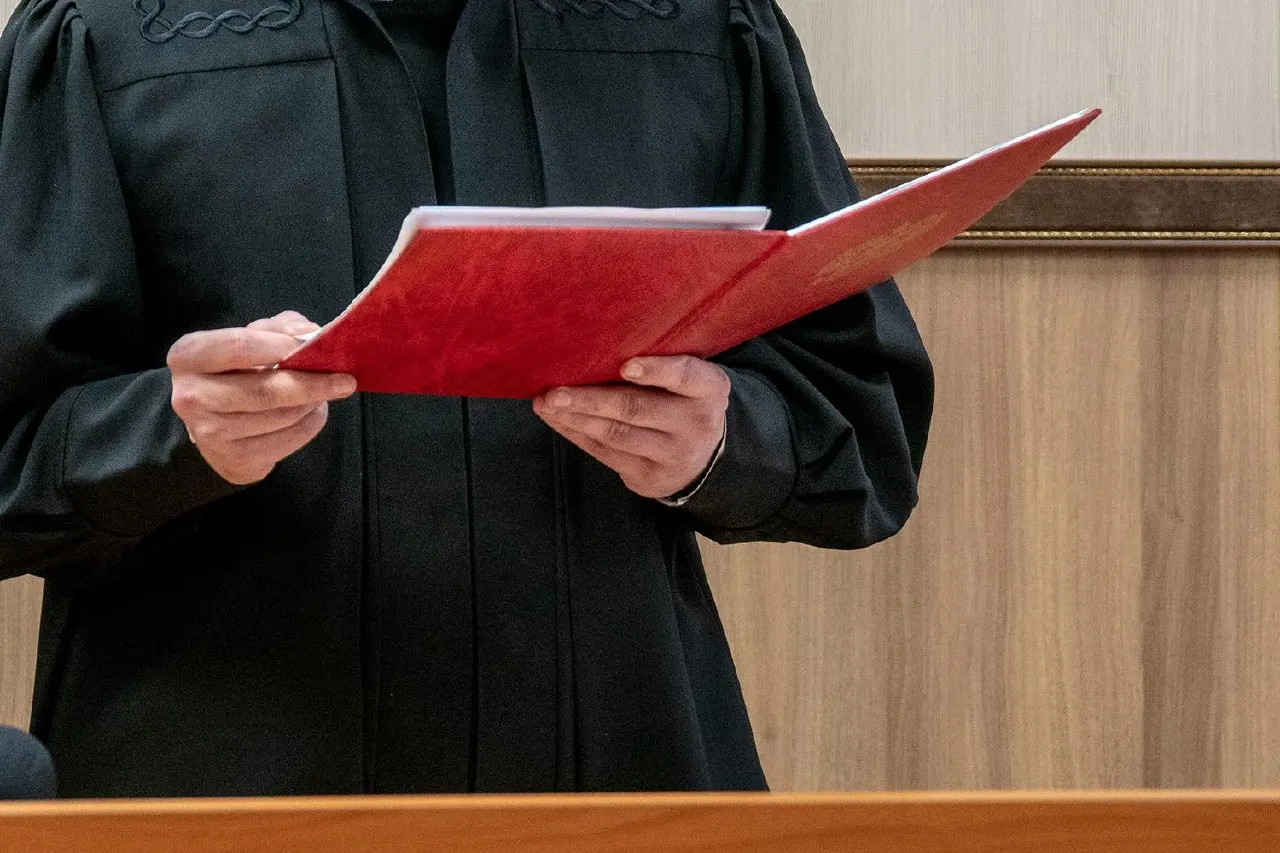 Суд подтвердил штраф в 20 тысяч рублей для заместителя главы Карпинска: прокуратура и ГИБДД обнаружили скользкие накаты, сугробы у переходов и неубранный рыхлый снег на тротуарах.