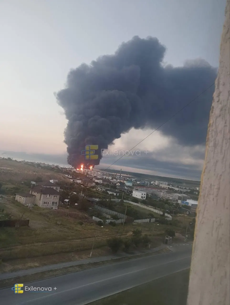 В результате атаки БПЛА в районе Керченского пролива по разным данным погибли несколько человек, десятки получили ранения; зафиксированы пожары на нефтебазах и повреждения жилых домов.
