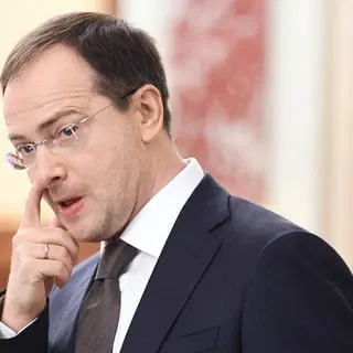 Помощник президента выступил за введение обязательной отработки и заключение трудовых контрактов для студентов, обучающихся за счёт государства или предприятий; критики считают это возвращением к административным методам распределения кадров.