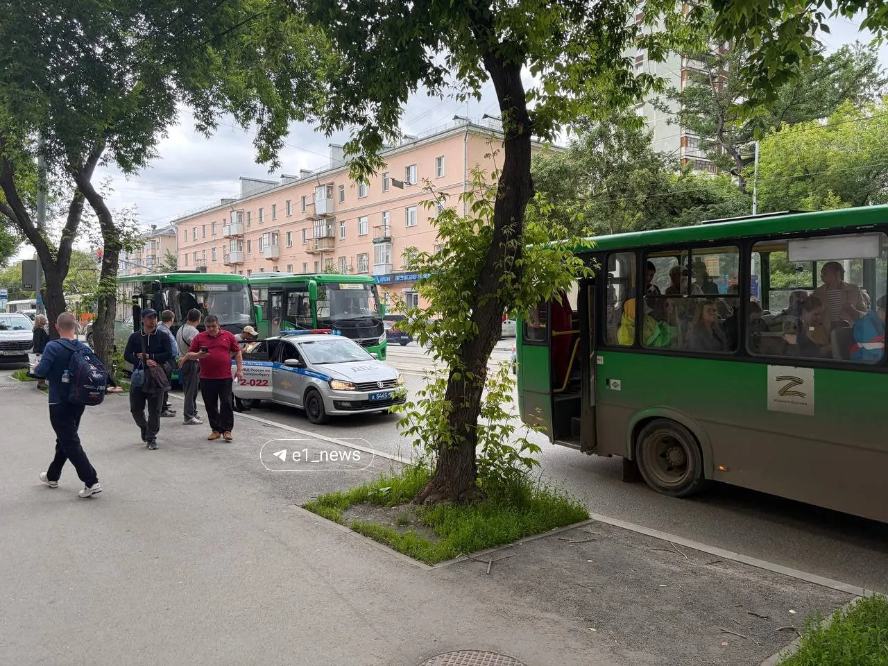 На остановке «Фрунзе» в Екатеринбурге очевидцы сообщают, что сотрудники полиции останавливают почти все автобусы и проводят проверки — публикуют фото с места событий.