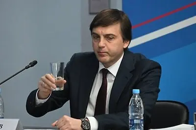 Минпросвещения утвердило список внеклассной литературы на летние каникулы: в перечень вошли современные книги, в том числе патриотического характера и произведения о героях специальной военной операции.