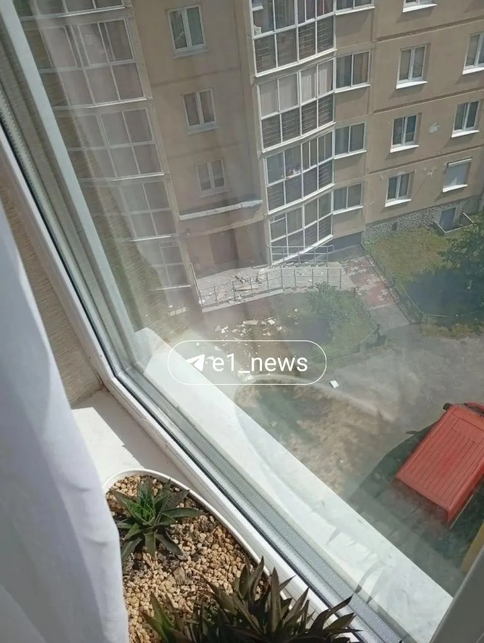 С плиты с 11 и 10 этажей упали на крыльцо подъезда дома в Заречном (Готвальда, 21/2). ТСЖ проводит проверку причин происшествия.