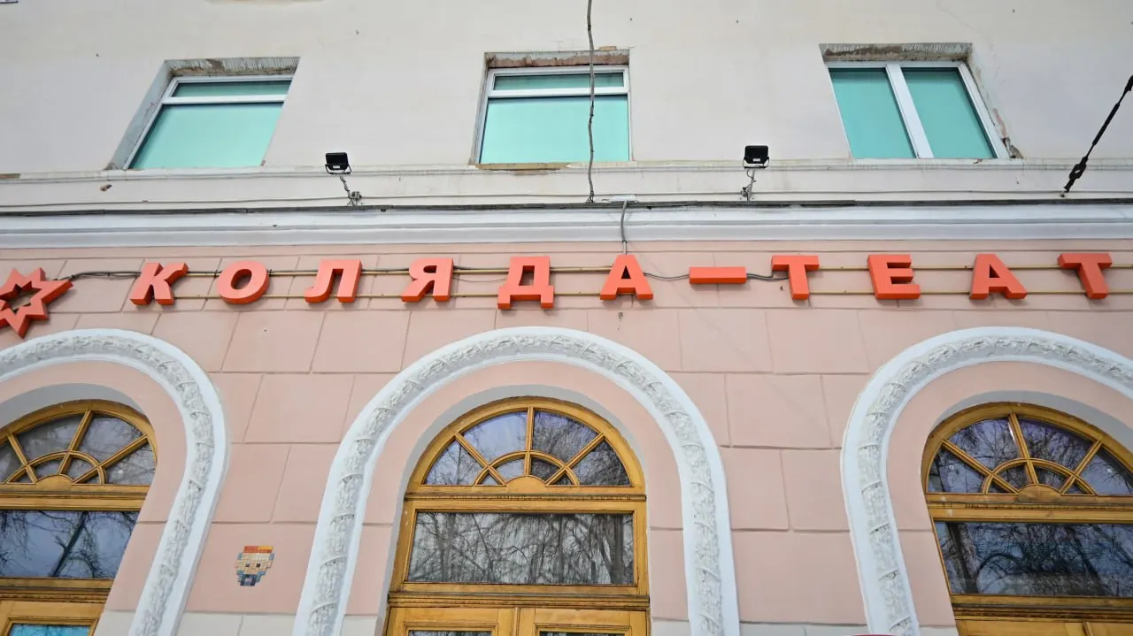Кировский районный суд признал замдиректора театра Эку Вашакидзе официальным учредителем АНО «Коляда-театр». Ранее, после смерти основателя Николая Коляды, юридическое лицо оказалось без руководства и могло быть ликвидировано.