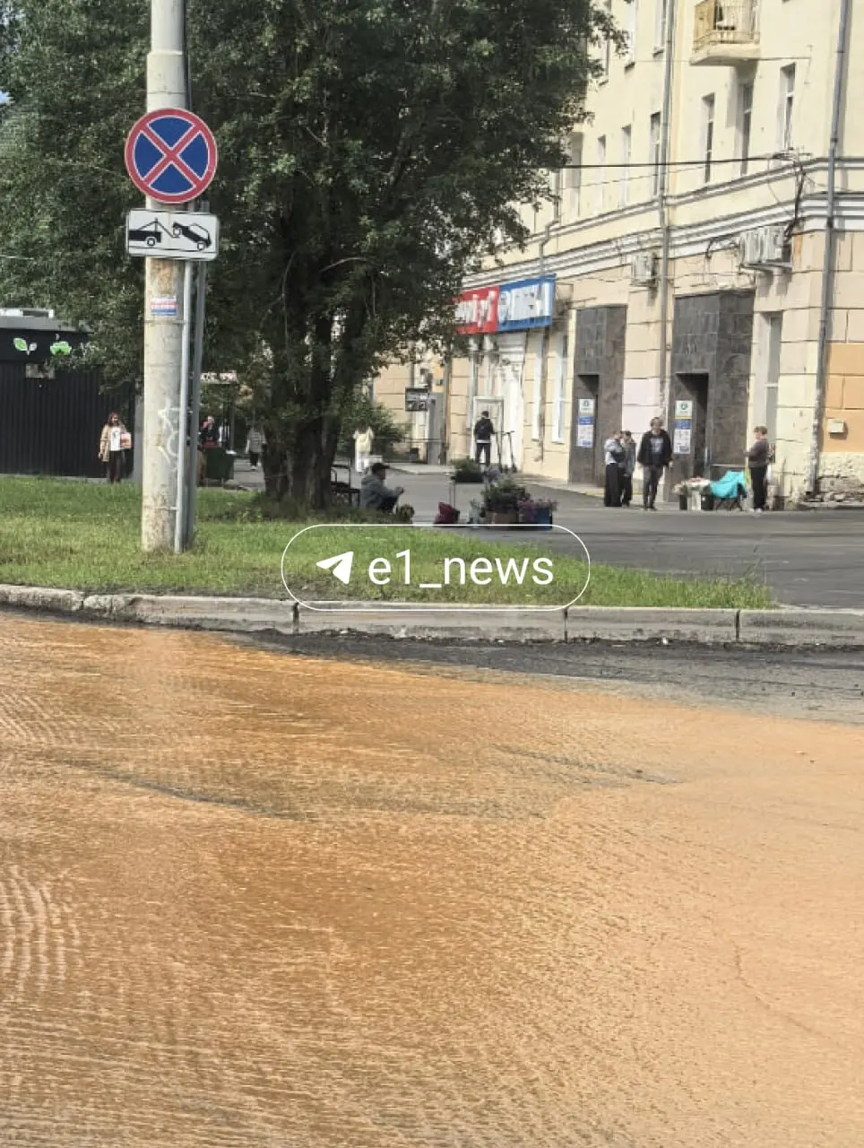 Участок проспекта Космонавтов в Екатеринбурге залило дождевой водой: дорога и тротуары оказались покрыты водой. Жителям и водителям советуют быть внимательнее и по возможности выбирать объездные маршруты.