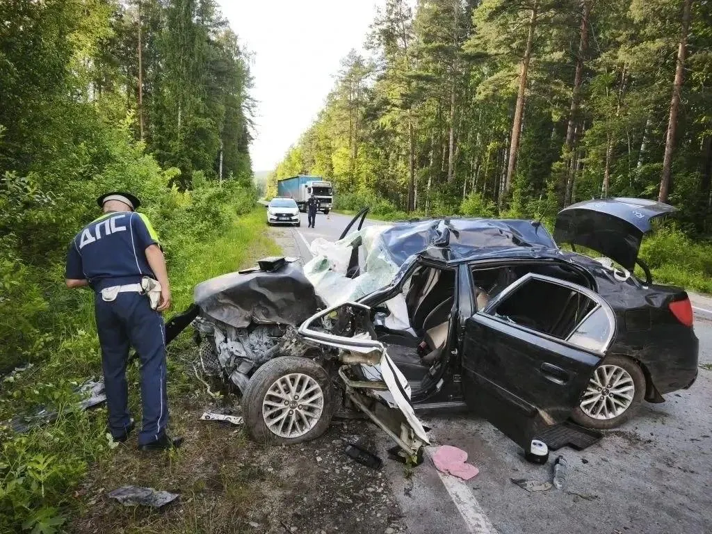 Автомобиль Kia на высокой скорости съехал с трассы и опрокинулся возле станции Аять. 19‑летняя пассажирка погибла на месте, водитель и ещё один пассажир доставлены в больницу.