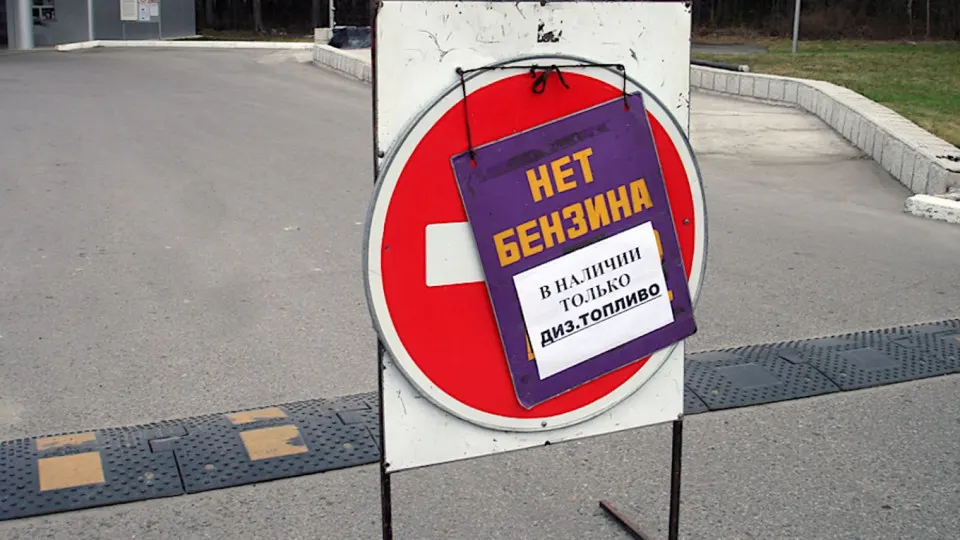 Власти Севастополя с ночи 3 июня ограничили отпуск бензина всех марок — до первой половины дня топливо выдаётся только экстренным и коммунальным службам. Ограничения связаны с общероссийским топливным кризисом после ударов по НПЗ и логистике.
