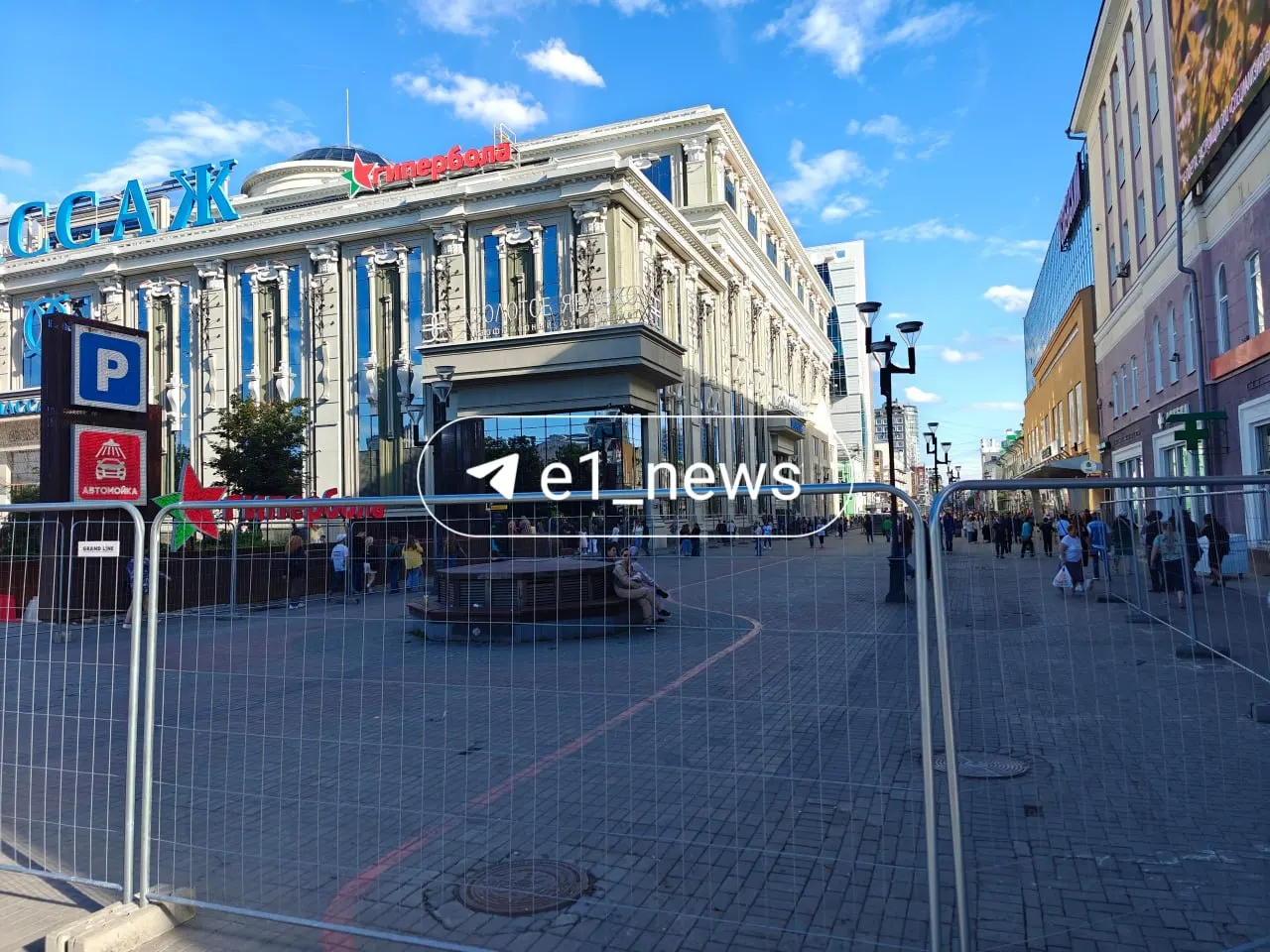 На Вайнера начали ставить ограждения в рамках подготовки к масштабной реконструкции. Полного перекрытия улицы не планируют — будут закрывать только отдельные участки по мере необходимости, заявили в мэрии.
