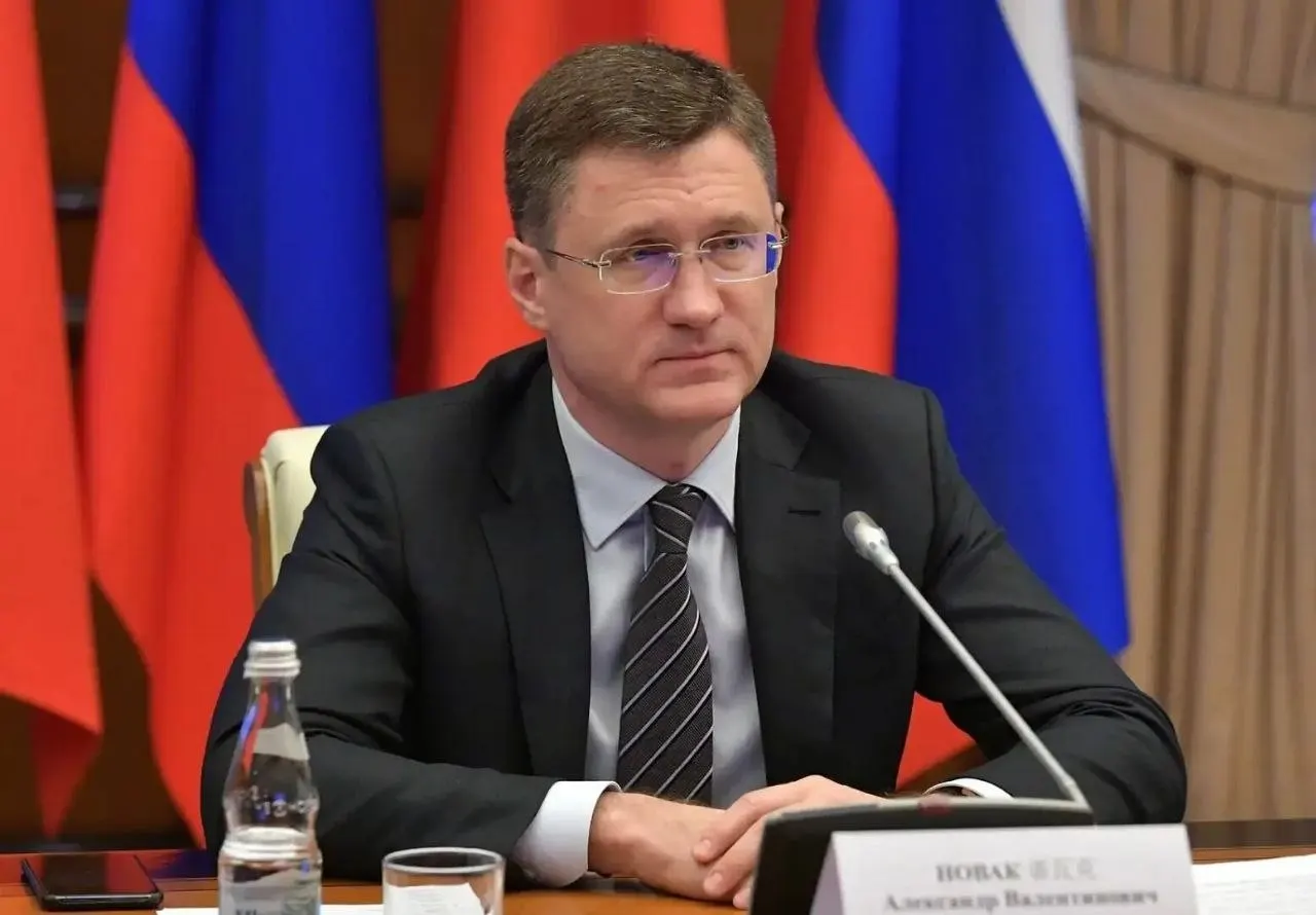 Вице‑премьер заявил, что запасов топлива хватает; власти меняют логистику, чтобы учесть потребности регионов и снизить панические закупки.