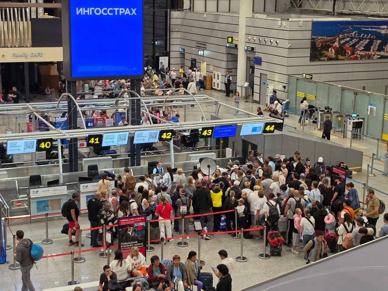 Из‑за закрытия неба над Сочи в аэропорту Кольцово отменили и перенесли несколько рейсов в Екатеринбург; пассажиры жалуются на отсутствие информации и длительное ожидание.