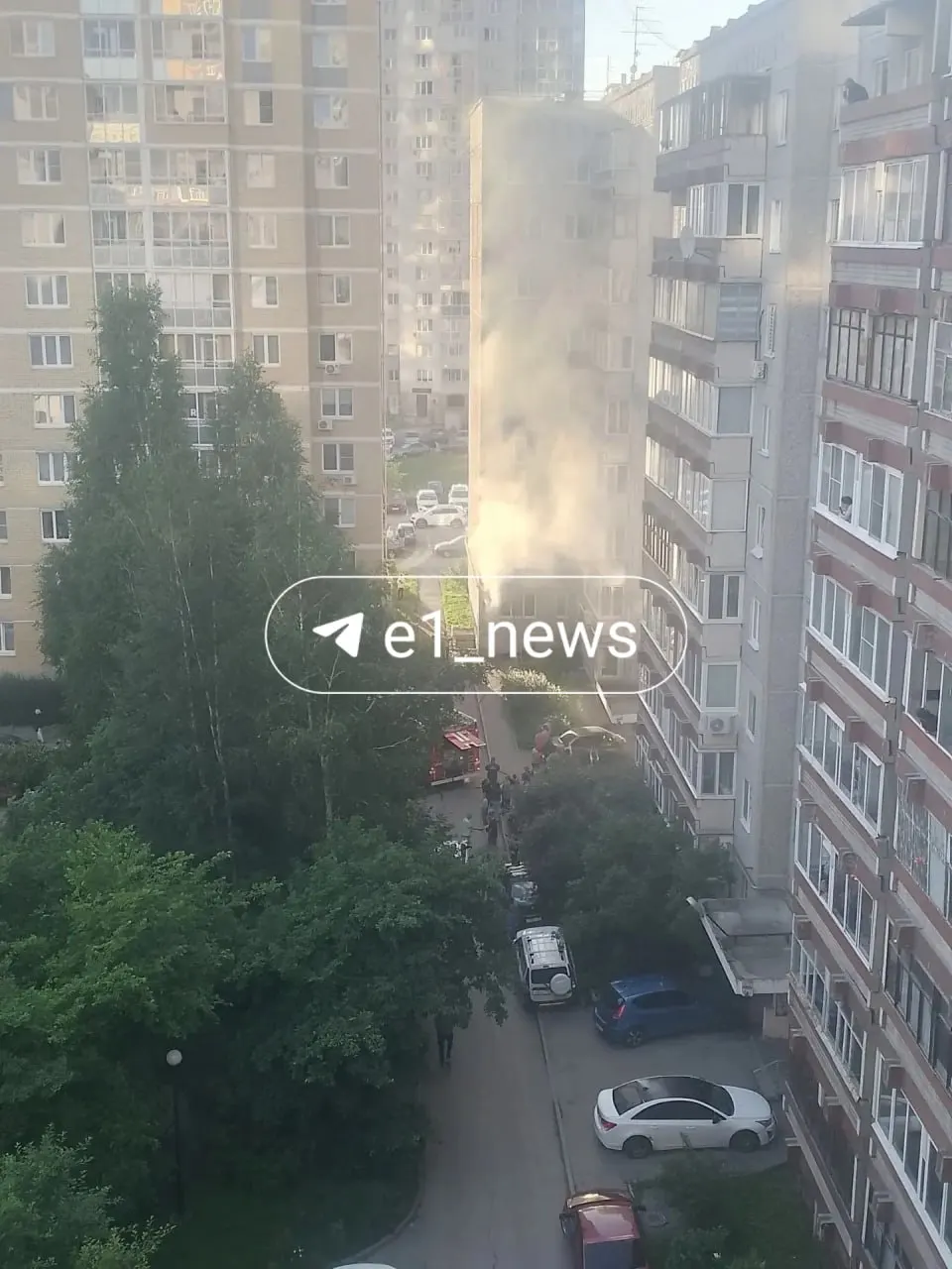 В Екатеринбурге на Краснолесья, 14/3 произошёл пожар в квартире на первом этаже. По словам очевидцев, мужчина выбежал в одном нижнем белье, возможно сам устроил поджог, затем угрожал прохожим ножом; полиция задержала его на месте.