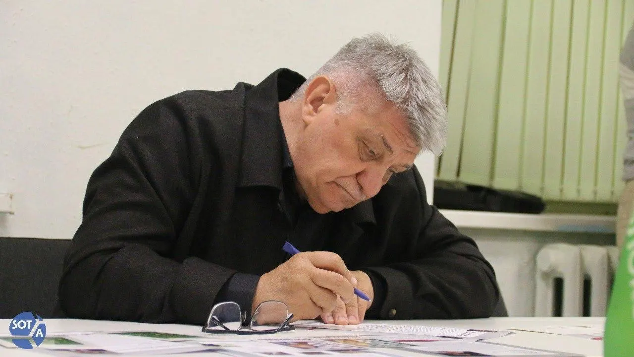 Пресс‑служба Кремля опубликовала поздравление в адрес Сокурова, отмечая его вклад в кинематограф. При этом режиссёр в последние годы фактически лишён нормального проката и был исключён из Совета по развитию кинематографии.