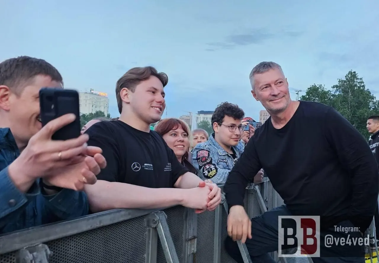 На первом дне фестиваля «Движение» на Плотинке горожане узнали Евгения Ройзмана: подходили за автографами и фотографировались. Рядом с ним была Аксана Панова — ранее возглавлявшая региональное издание.